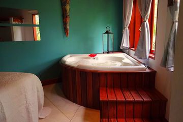 Deep soaking bathtub