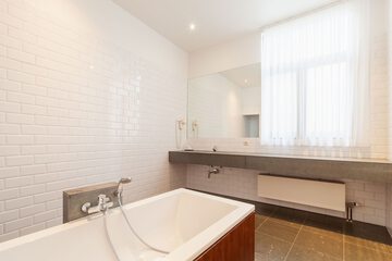 Deep soaking bathtub