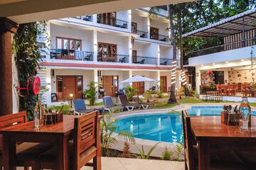 Swim-up bar