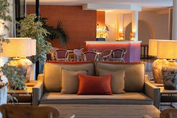 Lobby lounge
