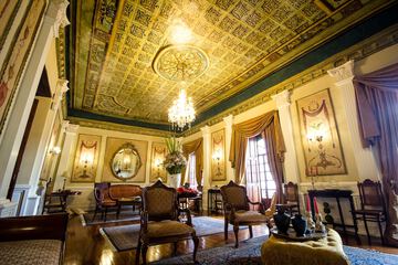 Lobby lounge