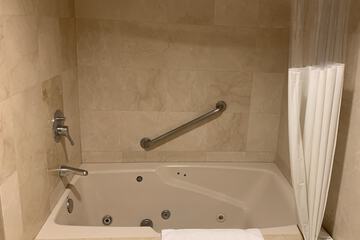 Deep soaking bathtub