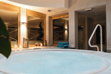 Indoor spa tub