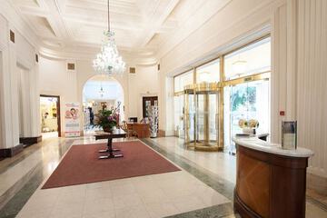 Lobby lounge