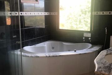 Private spa tub