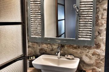 Bathroom sink