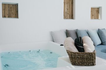 Private spa tub