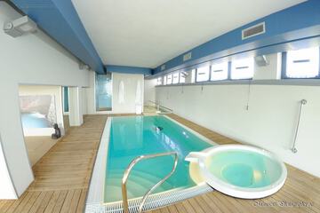 Indoor spa tub