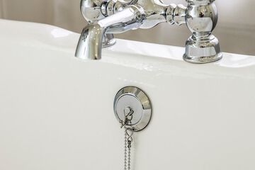 Deep soaking bathtub