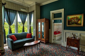 Deep soaking bathtub