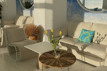Lobby lounge