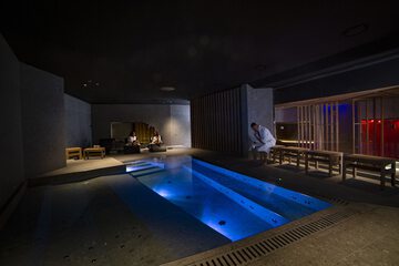 Indoor spa tub