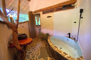 Deep soaking bathtub