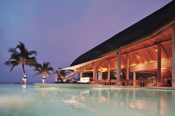 Swim-up bar