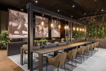 Lobby lounge