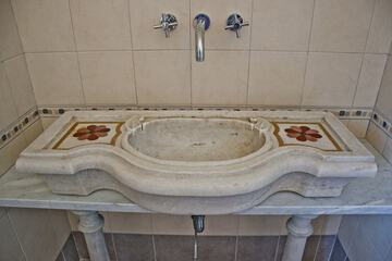 Bathroom sink