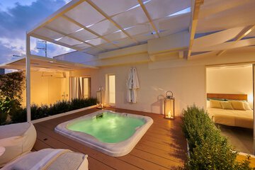 Private spa tub
