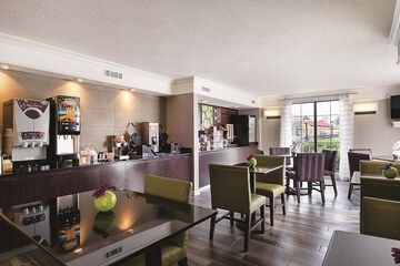 Breakfast/Coffee Service 28 of 33