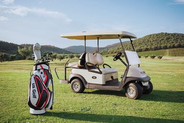 Indoor golf driving range