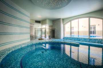 Indoor spa tub