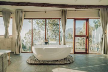 Deep soaking bathtub