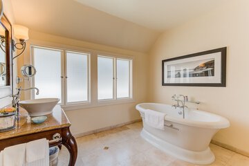 Deep soaking bathtub