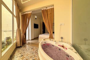 Private spa tub