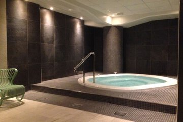 Indoor spa tub
