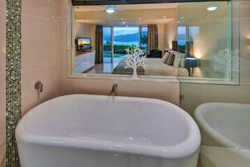 Deep soaking bathtub