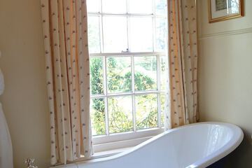 Deep soaking bathtub