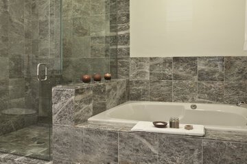 Deep soaking bathtub
