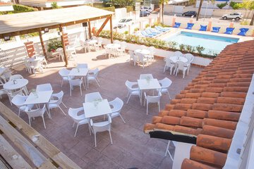 Swim-up bar