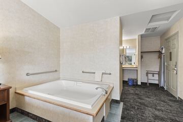 Deep soaking bathtub