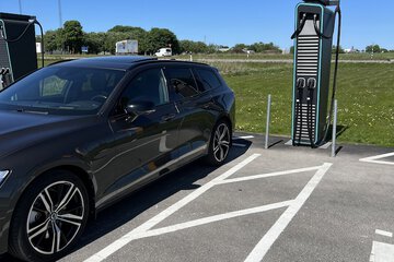 Electric vehicle charging station