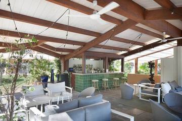 Poolside bar