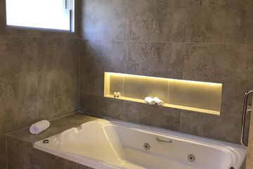 Deep soaking bathtub