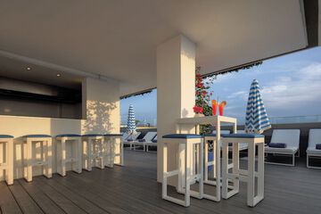 Poolside bar