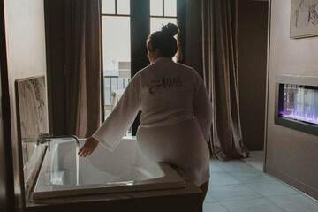 Deep soaking bathtub