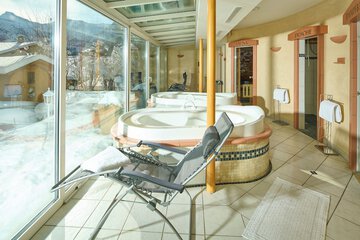 Indoor spa tub