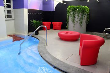 Indoor/outdoor pool