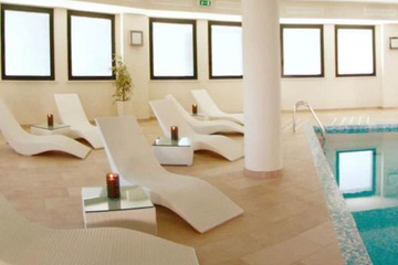 Indoor spa tub