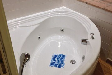 Jetted tub