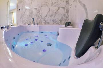 Jetted tub