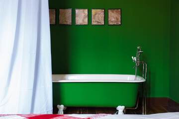 Deep soaking bathtub