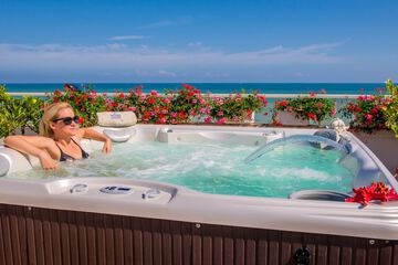Outdoor spa tub