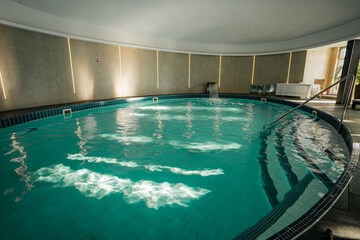 Pool waterfall