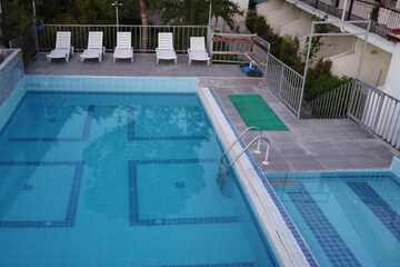 Indoor/outdoor pool