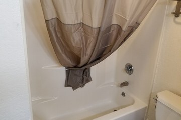 Deep soaking bathtub