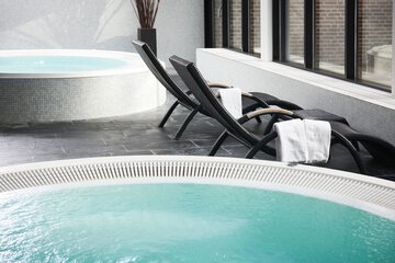 Indoor spa tub