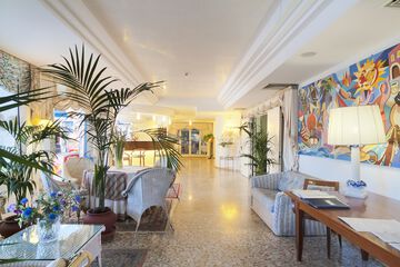 Lobby lounge